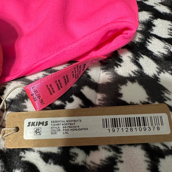 SKIMS essentials Bodysuit - Picture 4 of 4